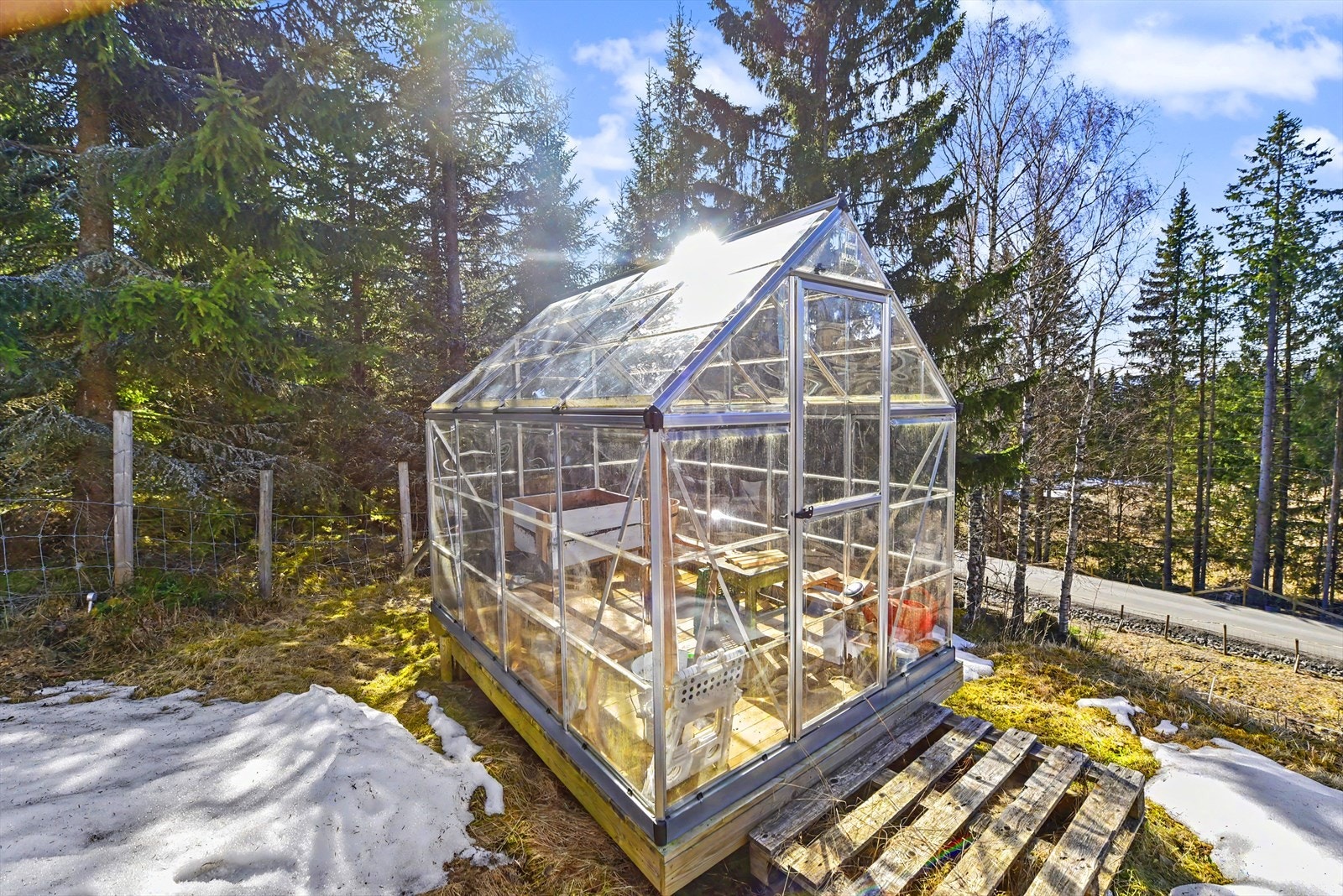 På tomten er det satt opp et drivhus, perfekt for den med grønne fingre. Galleribilde