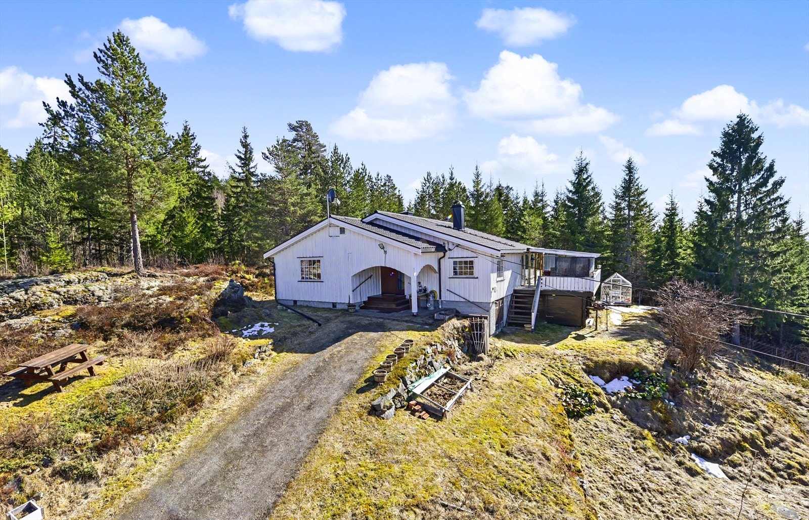 Eiendommen ligger høyt og fritt på en romslig naturtomt med utsikt over nærområdet. Galleribilde