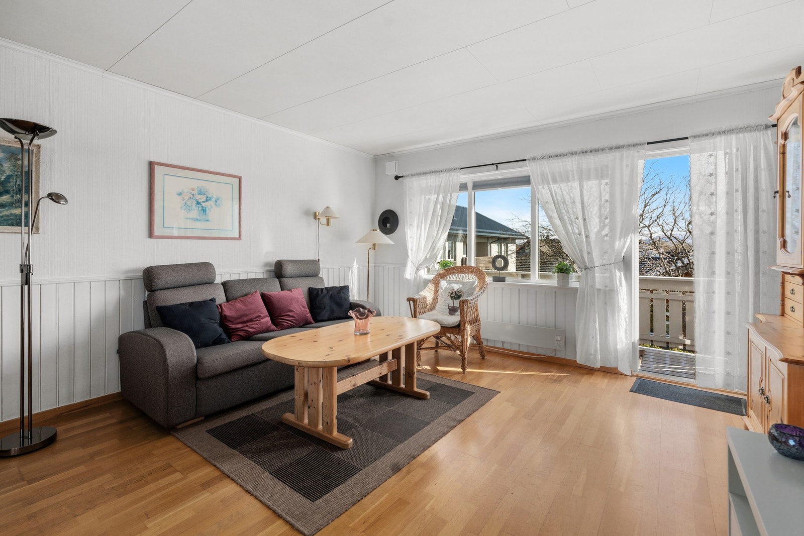 Fra stuen er det utgang til balkong Galleribilde