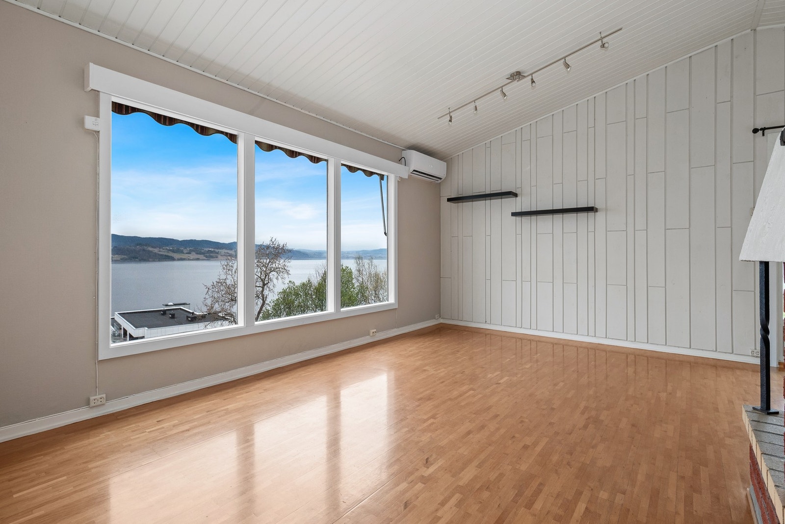Fra stuen har man store vindusflater hvor man kan nyte den flotte utsikten Galleribilde
