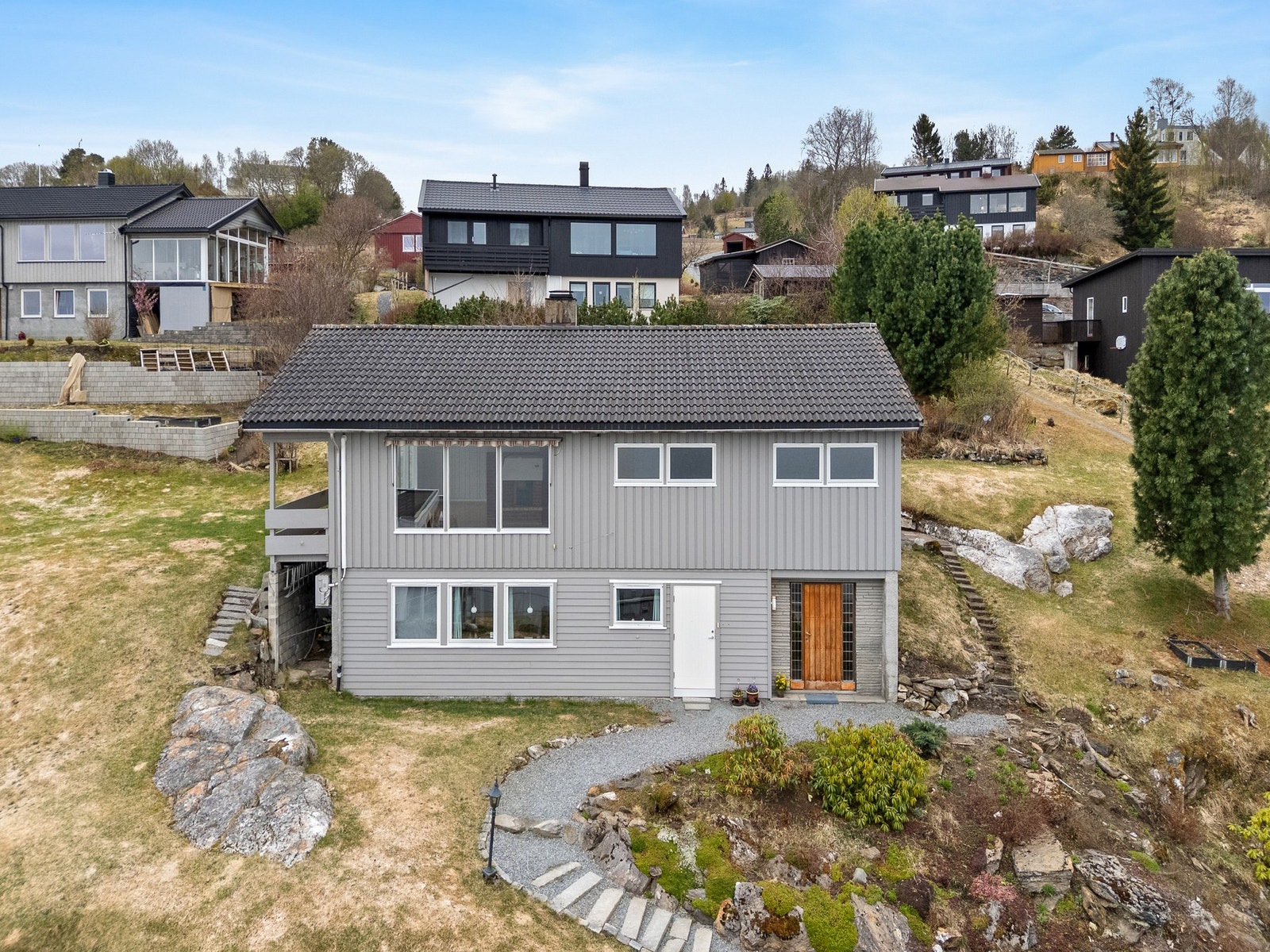 Eiendommen har en stor fin hage og flotte solforhold. Galleribilde