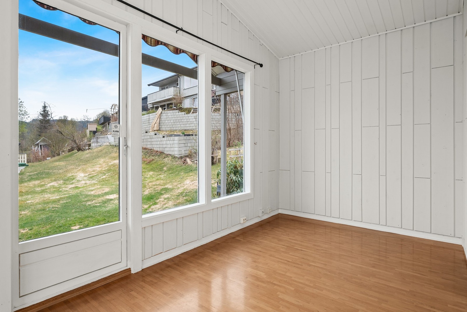 Fra stuen har man adkomst til terrassen/verandaen samt hagen. Galleribilde
