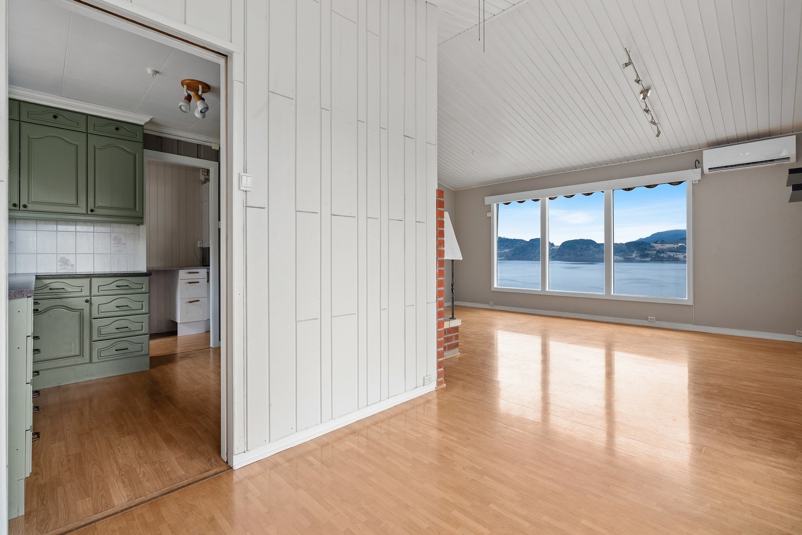 Fra stuen har du lett tilgang til et romslig kjøkken. Galleribilde