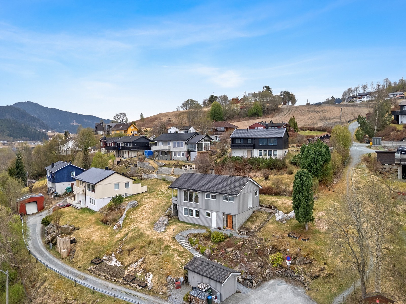 I tillegg til boligen har man en garasje på ca 16 kvm. på eiendommen. Her er det også installert elbillader. Galleribilde