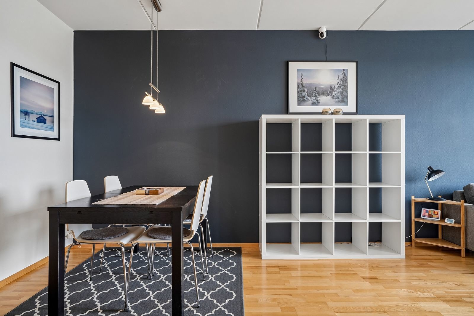 Stuen er romslig og har god plass for både spisestue og sofagruppe.