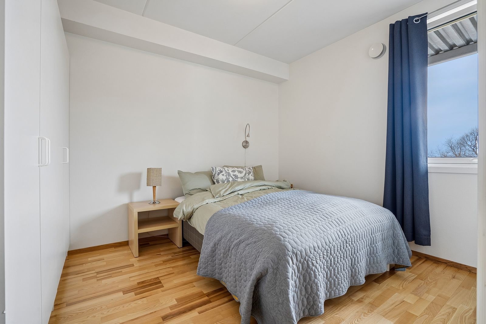 Leiligheten har 2 gode soverom. Hovedsoverom med skapplass.