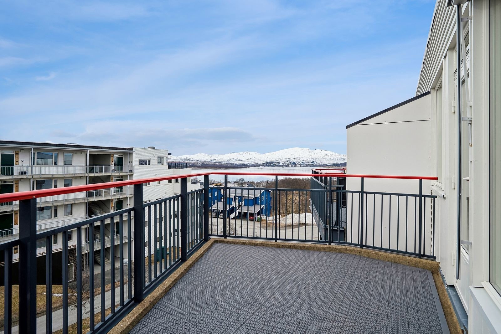 Fra stuen er det utgang til balkong med fin utsikt og gode solforhold.