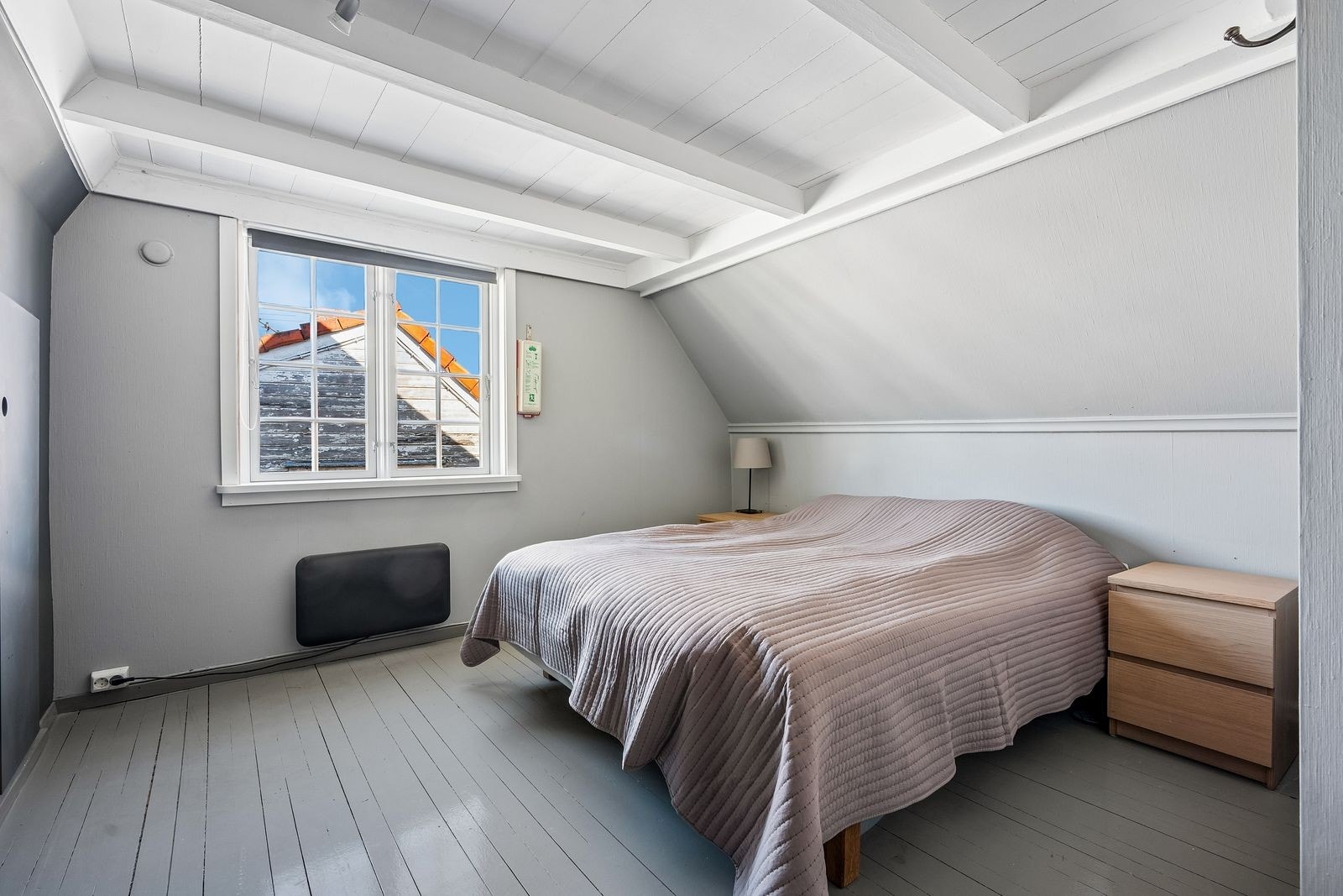 Hovedsoverom har god plass til dobbeltseng og det er plassbygget garderobe i veggen Galleribilde
