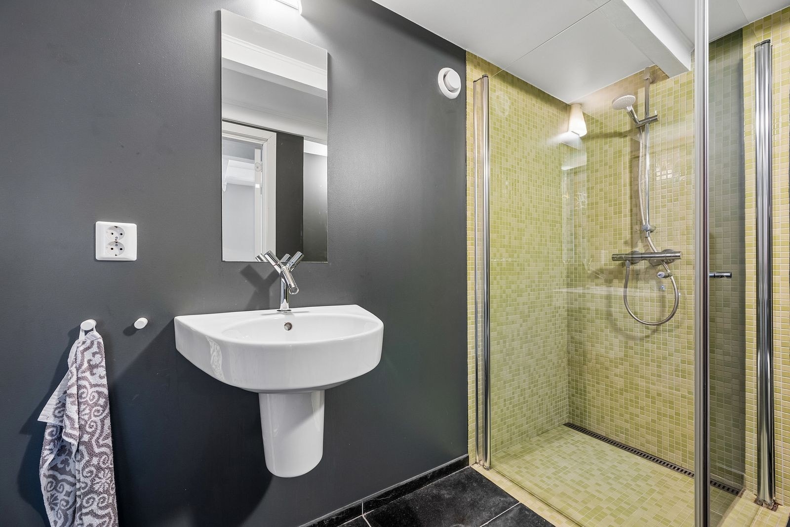 Badet i 1.et. har vegghengt WC, servant og dusjnisje Galleribilde