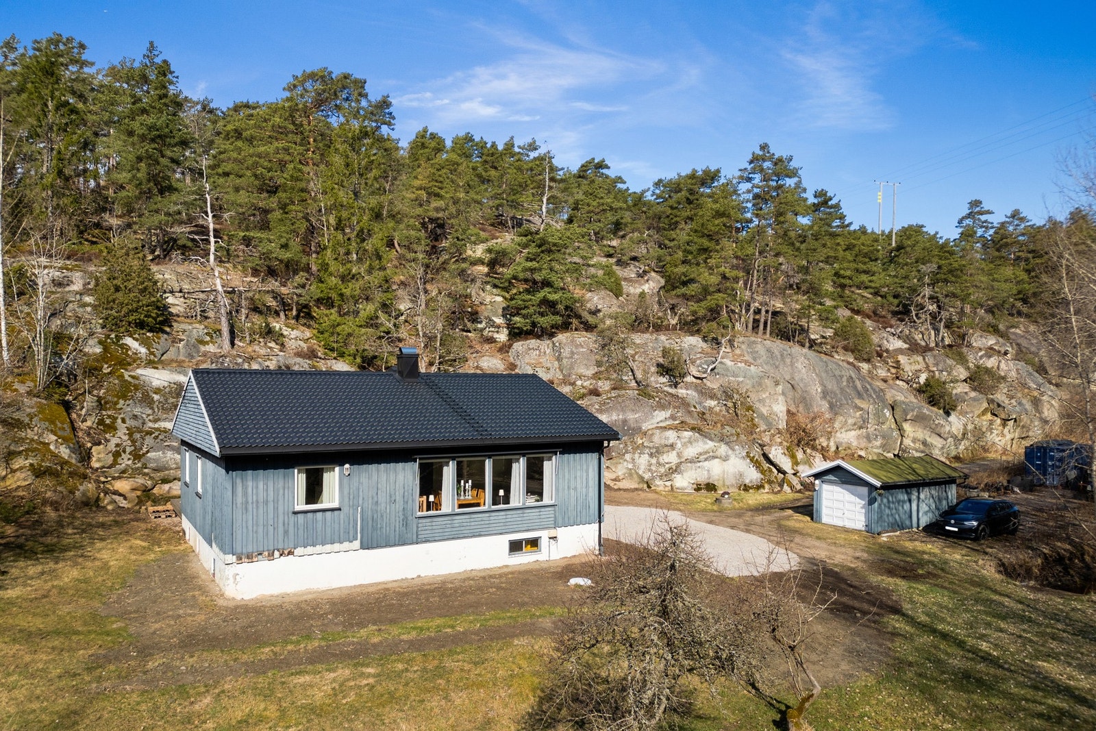 Her bor du naturskjønt med kort vei til sjøen, bryggeanlegg, butikker og buss Galleribilde