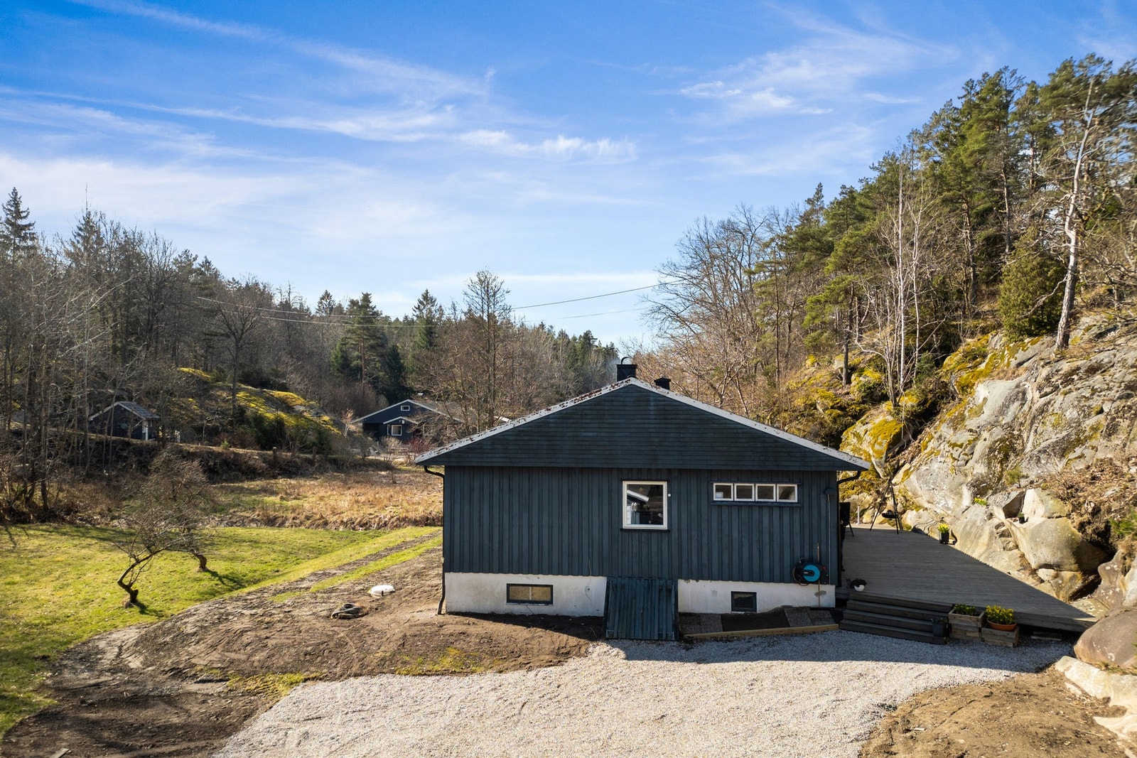 Tomten er på over 3 mål og byr på rikelig med plass til hage, hobbyer og ulike prosjekter Galleribilde