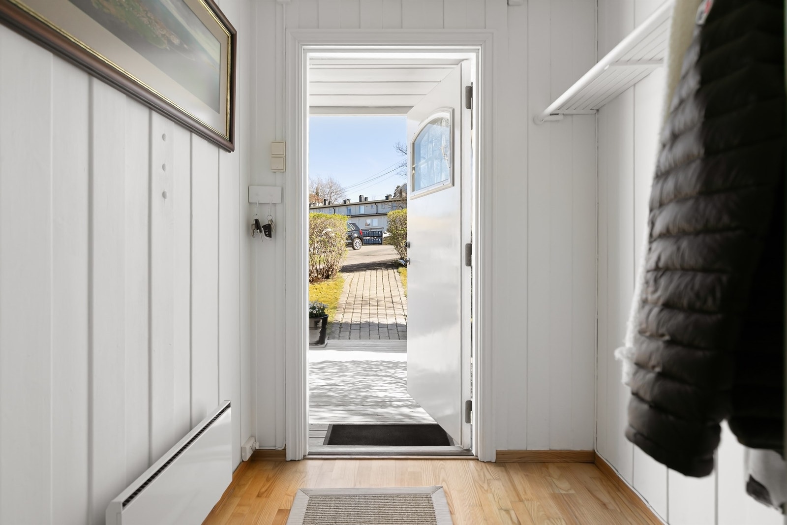 Romslig entré med plass for yttertøy og sko Galleribilde