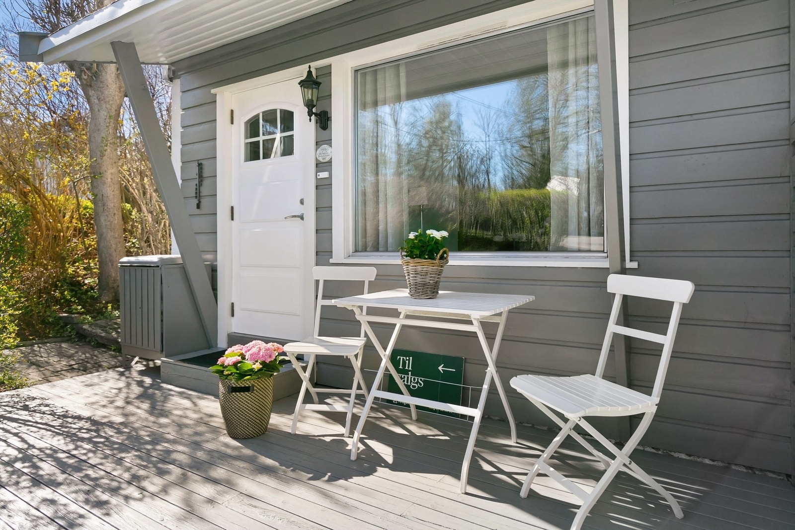 Ved inngangspartiet har du en hyggelig markterrasse Galleribilde
