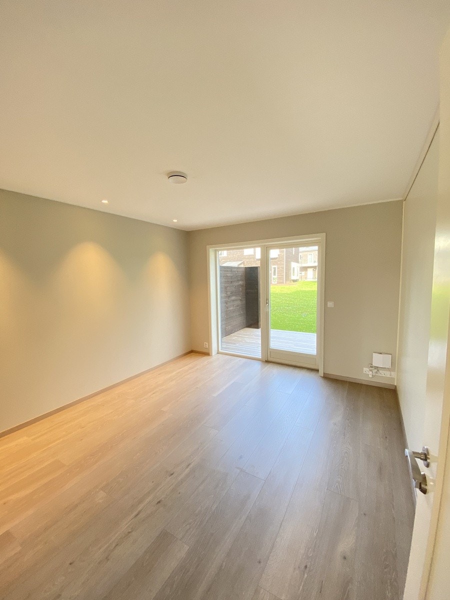 Stue med terrasse og hage rett utenfor Galleribilde