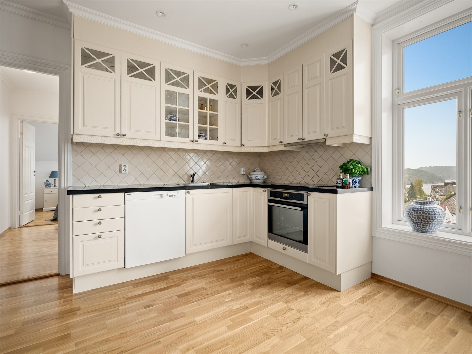 Innfelte spotter besørger godt arbeidslys til kjøkkenet. Galleribilde