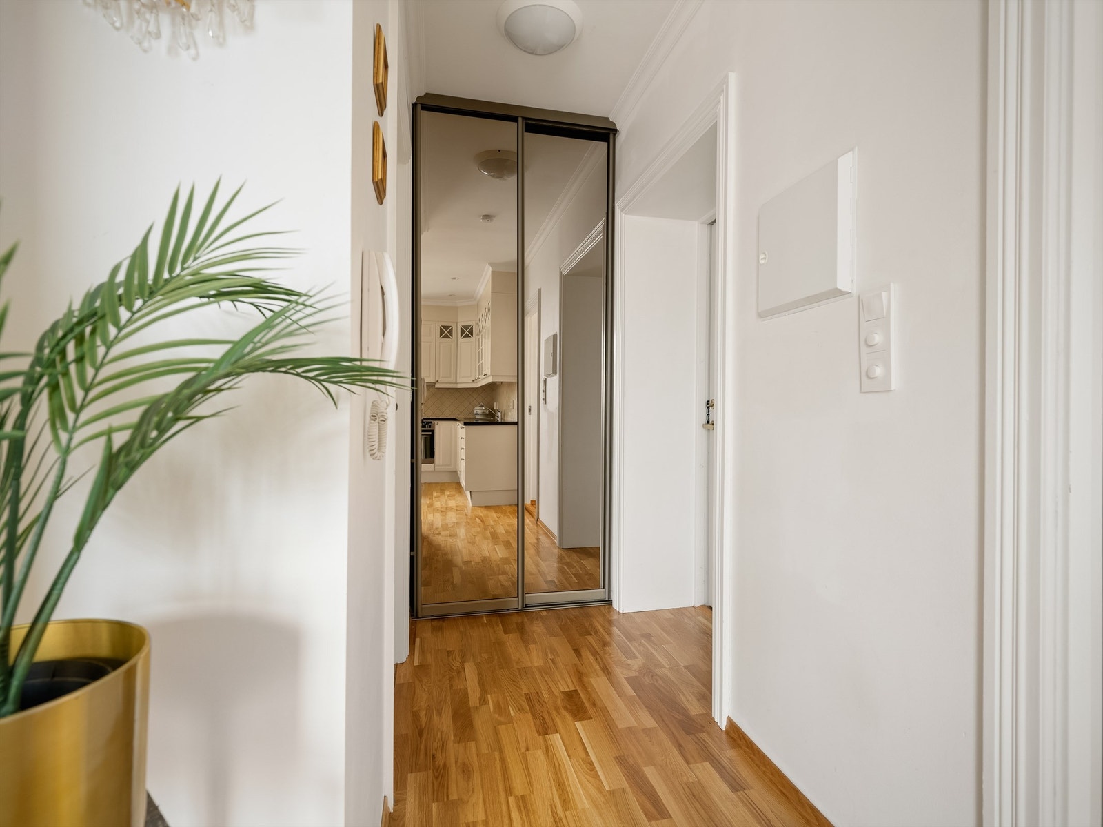 Hovedinngangen har porttelefon som betjenes fra leiligheten. Galleribilde