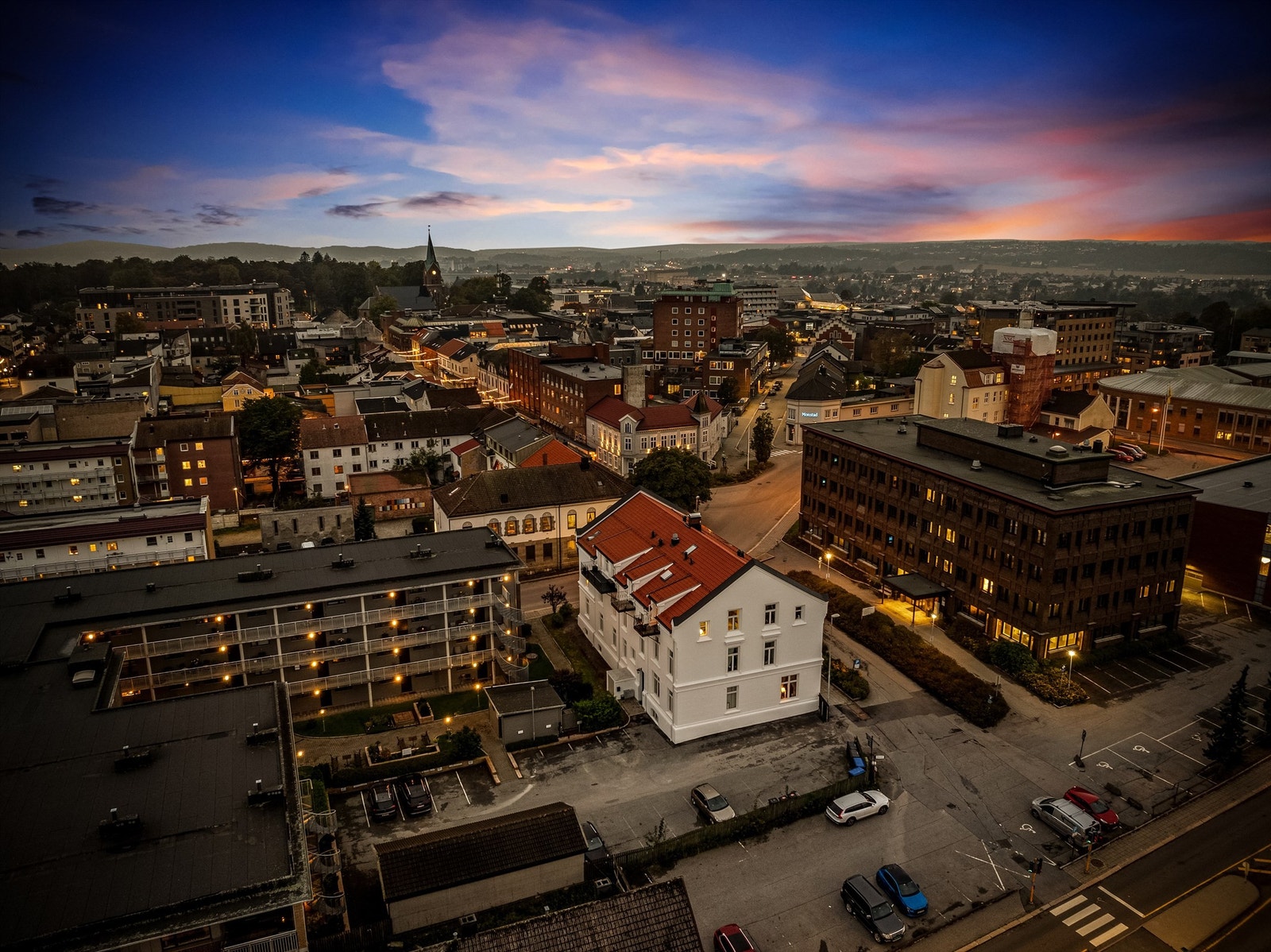 Leiligheten disponerer parkeringsplass på felles parkeringsområde. Galleribilde