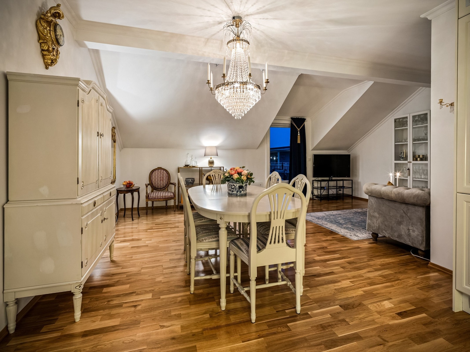 Kneveggenes høyde legger til rette for god utnyttelse av gulvflaten i alle rom med skrånende himling. Galleribilde