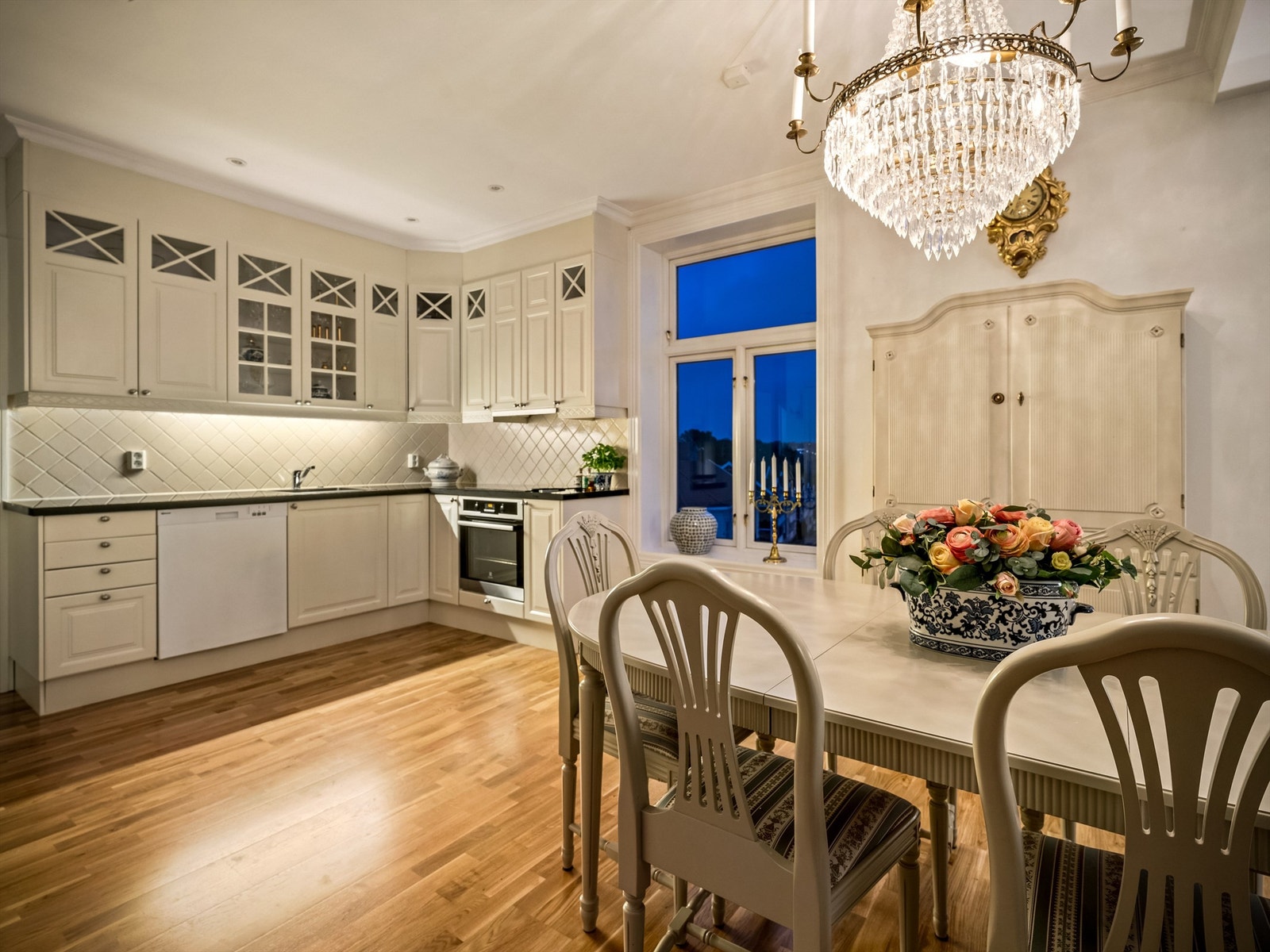 Med stilsikker klassisk fremtoning er kjøkkenet også et stort dekorativt element, i tillegg til sin praktiske funksjon. Galleribilde