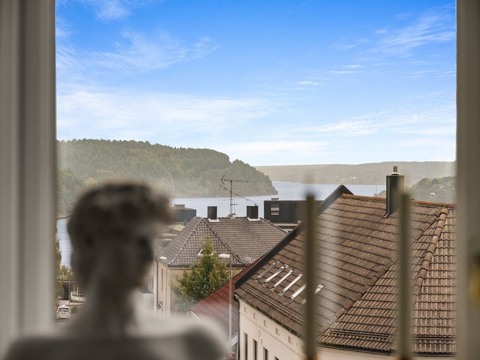 Tilsvarende utsikt til vann og land er det få leiligheter i sentrum som kan vise til. Her sett fra hovedsoverommet. Galleribilde