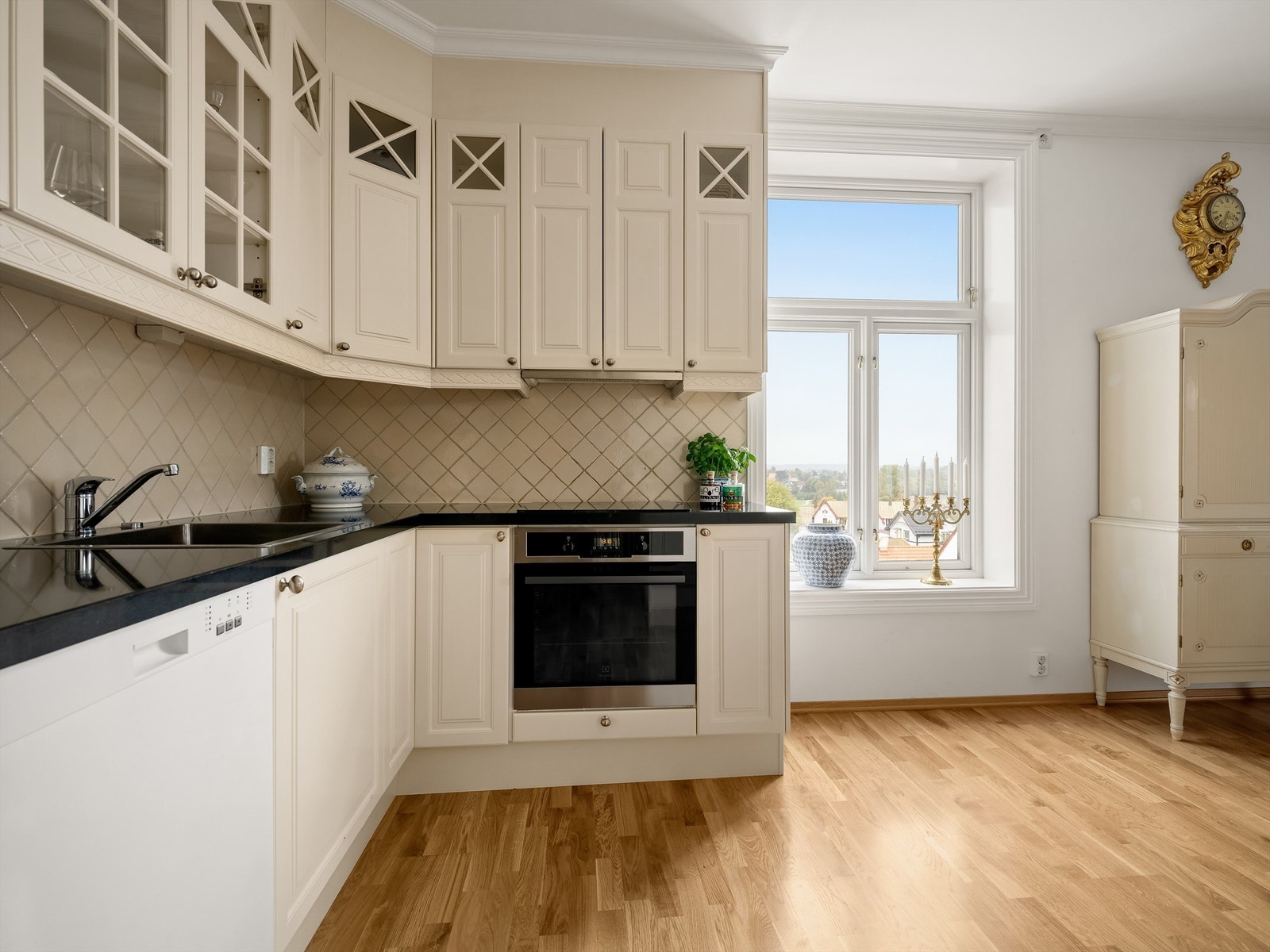 Kjøkkenets hvitevarer er integrert/innbygget og medfølger. Galleribilde