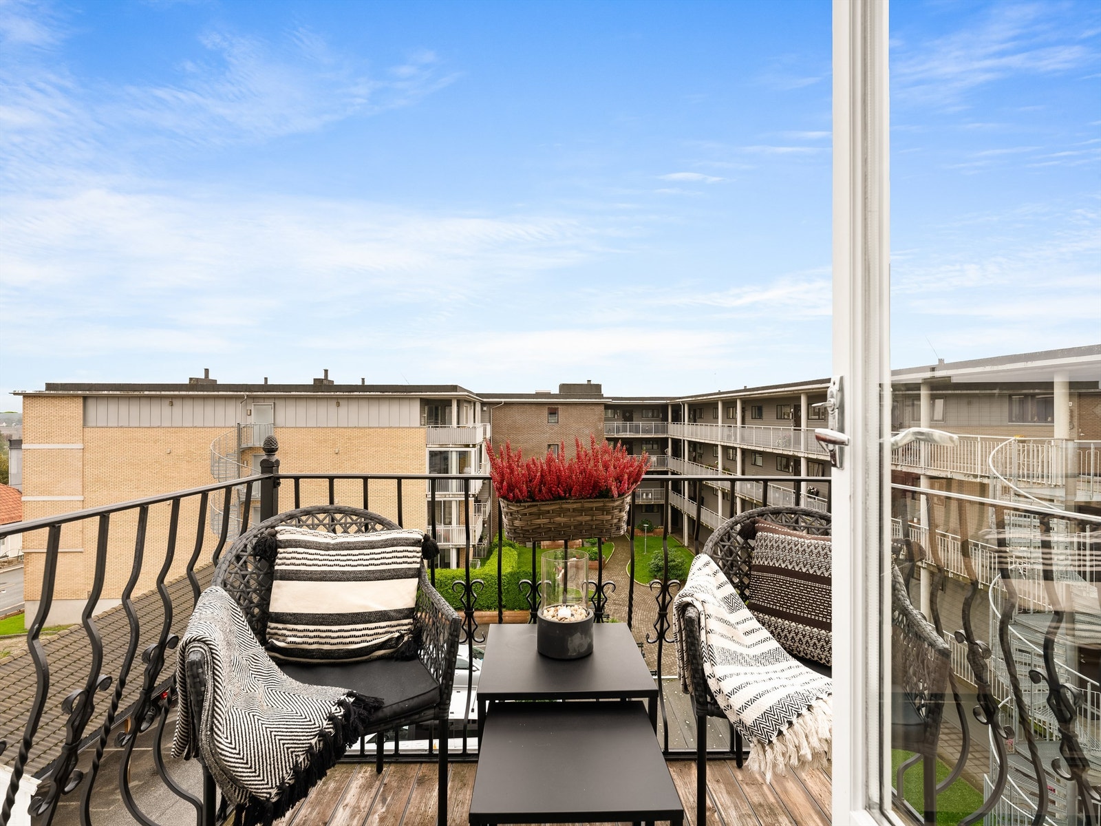 Sommerstid er det sol på balkongen allerede fra tidlig morgen, frem til midt på dagen. Galleribilde