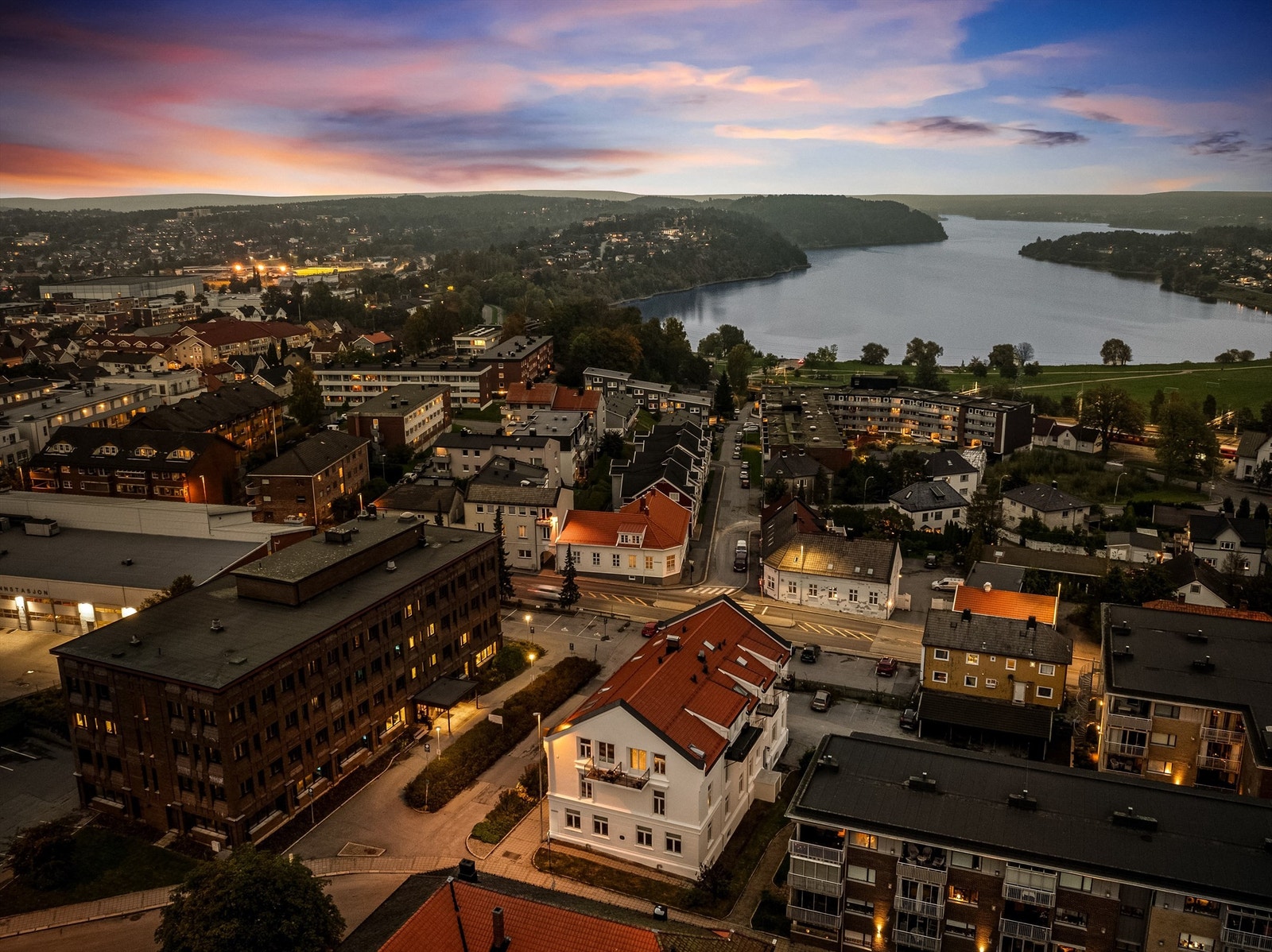 Velkommen til flotte Glengsgata 20. Togstasjonen og bykjernen er en kort rusletur unna, det samme er vakre friområder langs vannet i Glengshølen. Galleribilde
