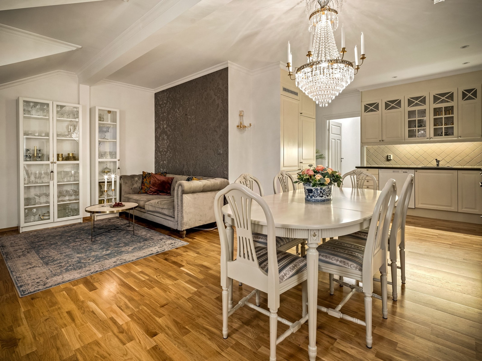 Arealet er effektivt disponert, blant annet med stue og kjøkken i åpen løsning. Galleribilde