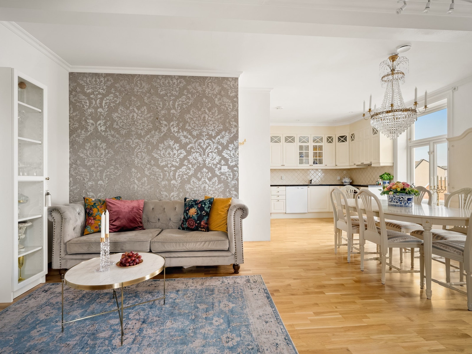 Både stuen og øvrige rom har god takhøyde, til tross for at leiligheten inngår i loftsetasjen. Galleribilde