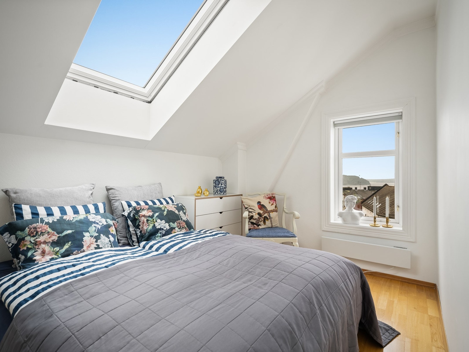 Takvindu og høy himling gir hovedsoverommet et lyst og luftig preg. Galleribilde