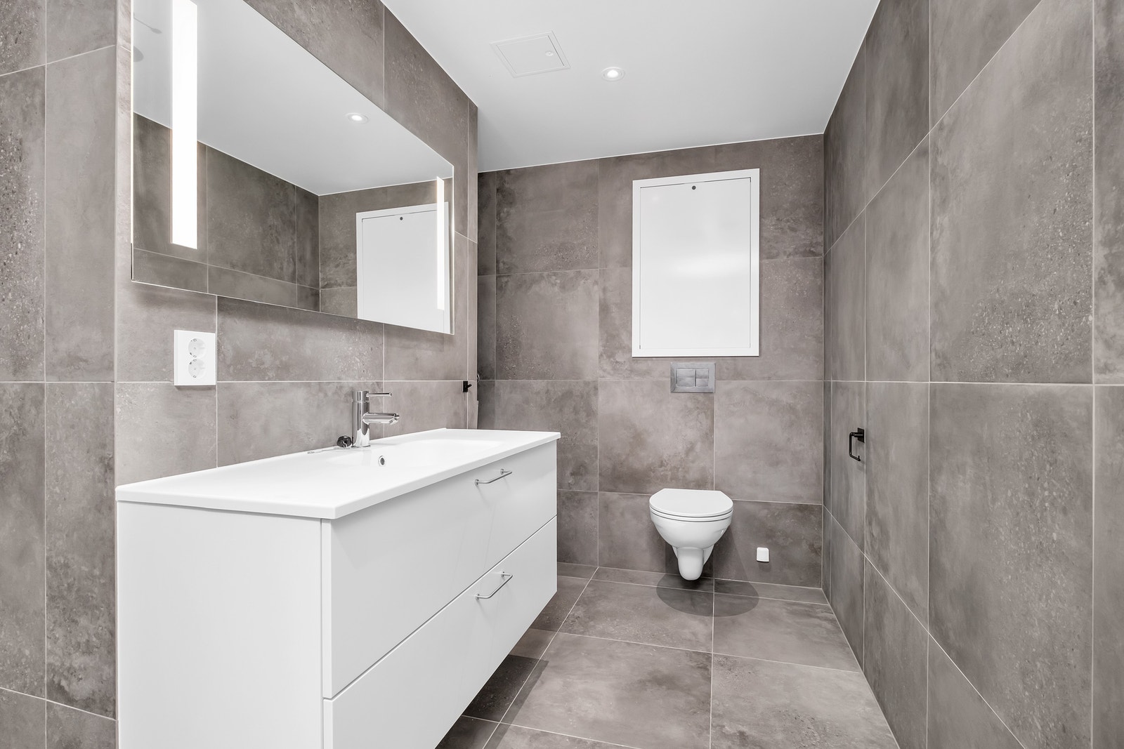 Badet er romslig med plass til forskjellig møblement og vasketårn på innsiden av servant og wc. Galleribilde