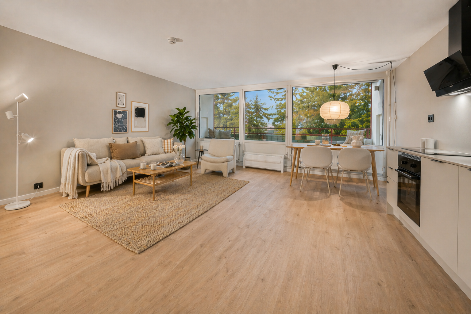 De store vindusflatene slipper inn rikelig med naturlig lys, som gir en god atmosfære i leiligheten. Galleribilde
