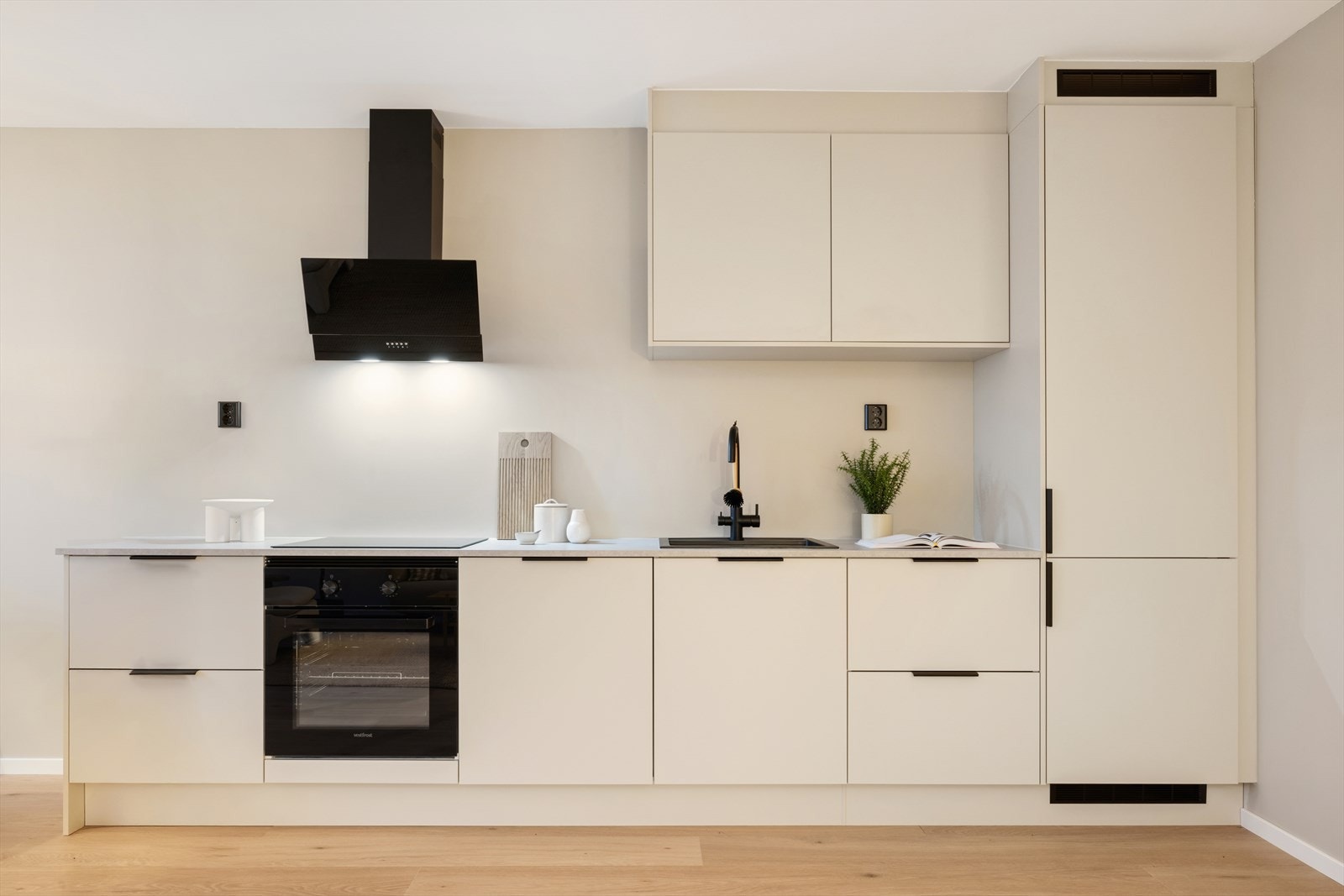 Elegant kjøkkeninnredning fra HTH som består av beige laminat skapsinnredning, laminat benkeplate, nedfelt kum og ett-greps blandebatteri. Galleribilde