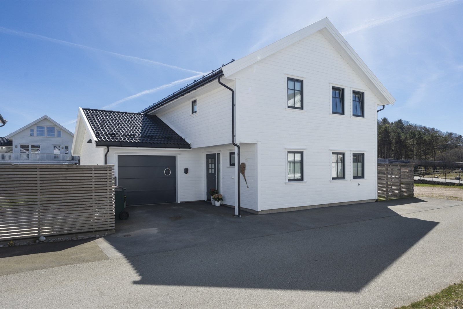 Fasade/inngangsparti - Parkeringsmuligheter på eget tun Galleribilde