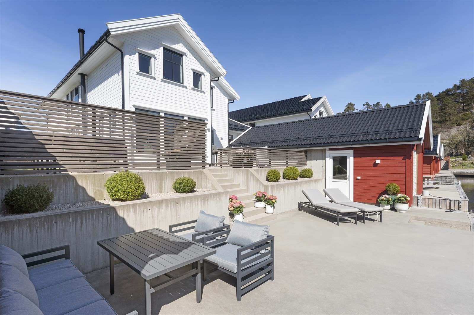 Fantastisk beliggende enebolig med stort uteområde og tilhørende båthus! Galleribilde