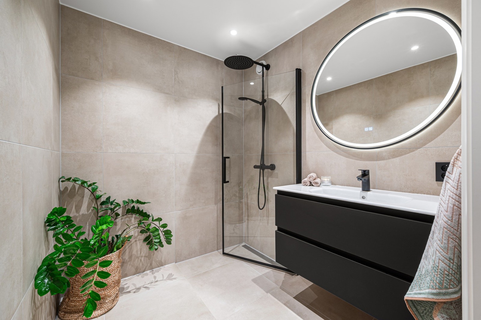 Badet ble pusset opp av innleide håndverkere og har 60x60 flis på gulv og vegg, helt ny innredning, downlights i himling og speil med lys. Galleribilde