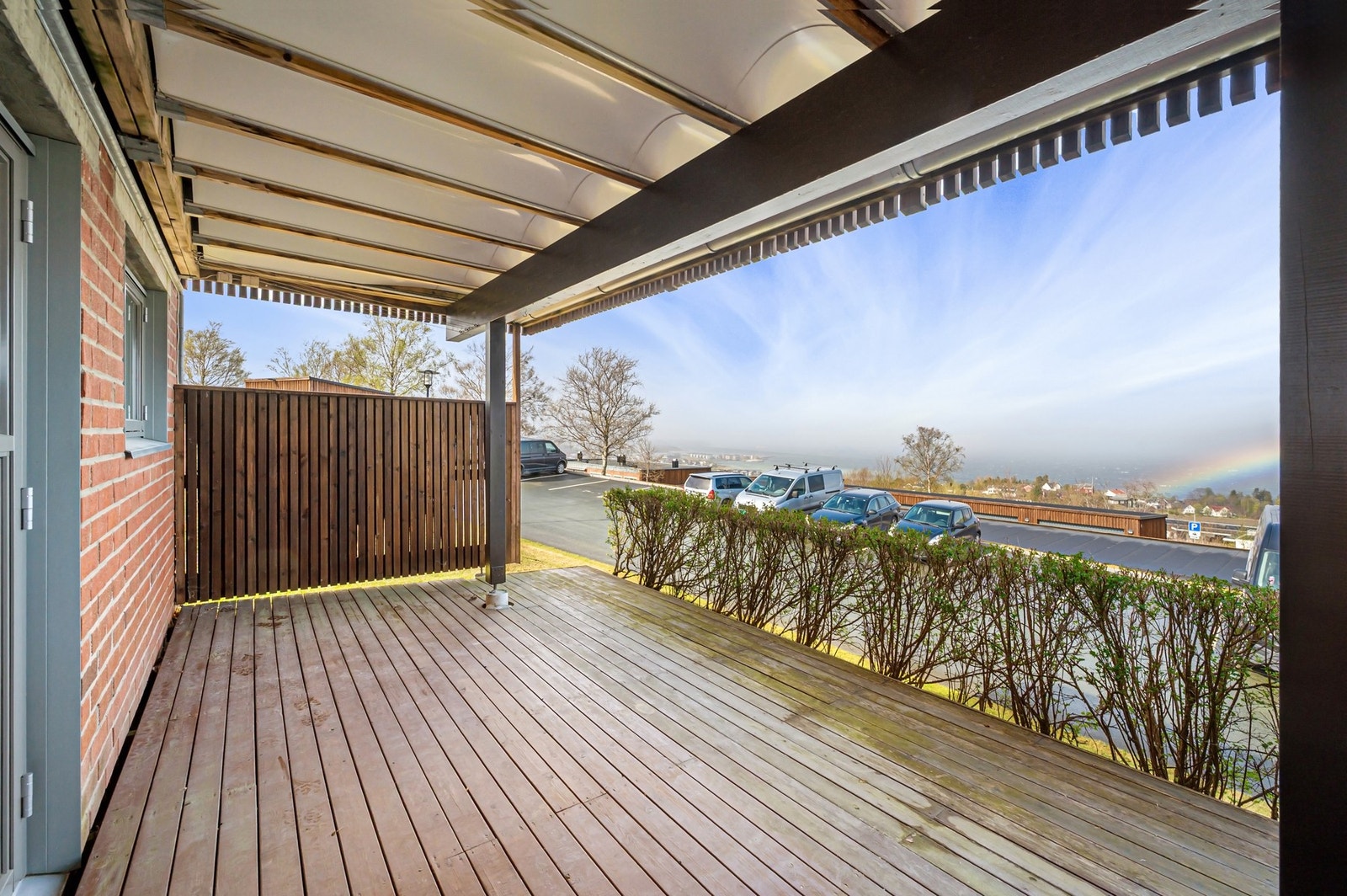 Fra soverommet har man utgang til en herlig terrasse på 19,5m². Galleribilde