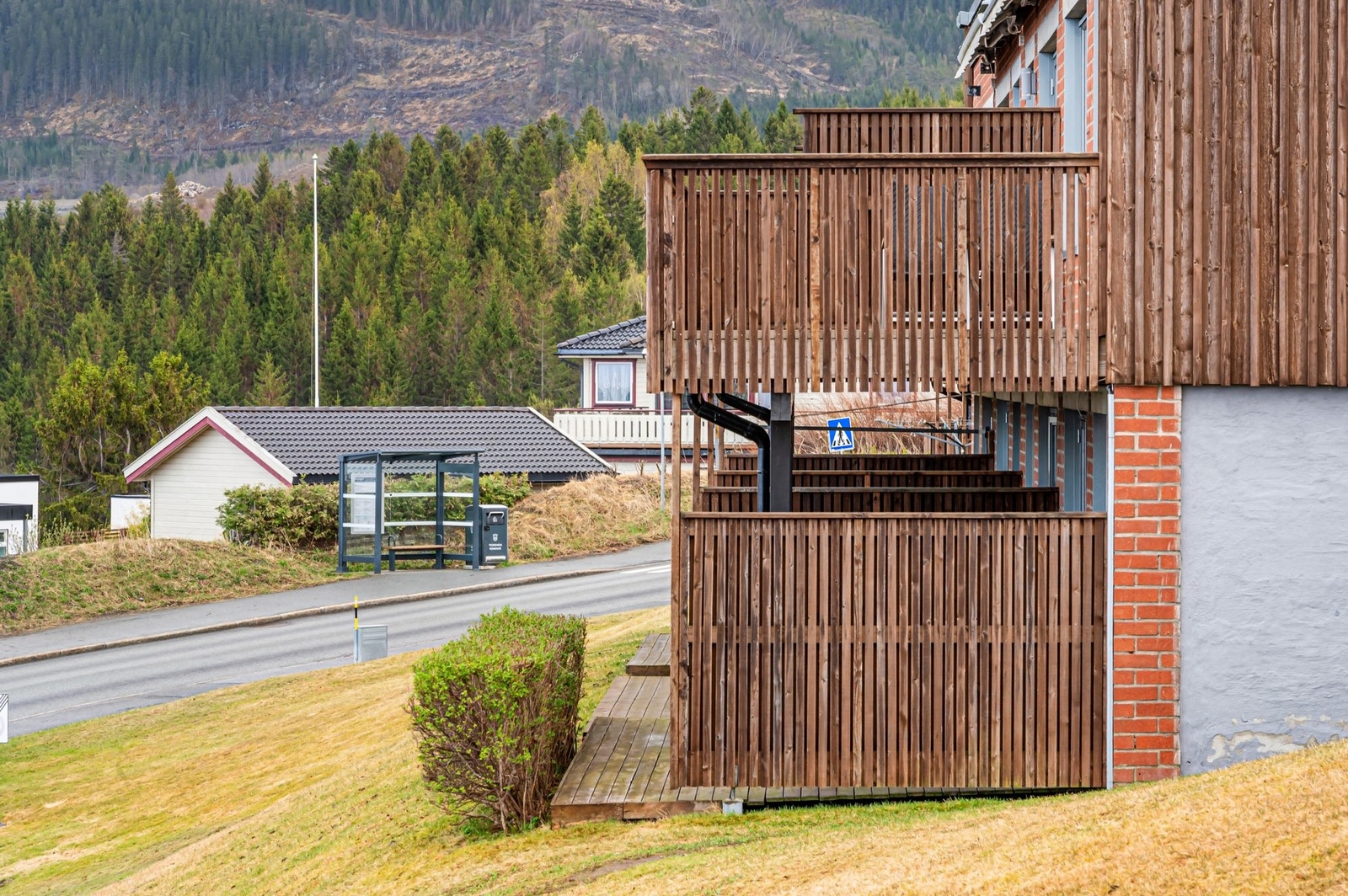 Fra rekkehuset er det bare et steinkast til nærmeste busstopp i Osvegen. Galleribilde