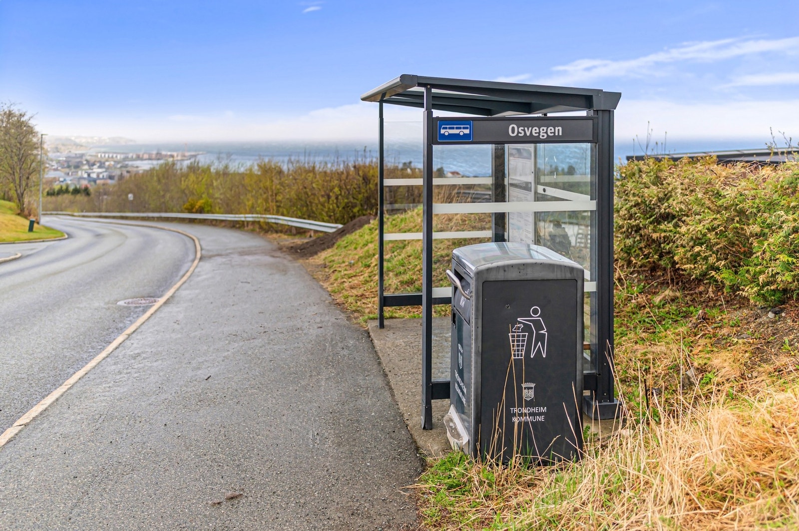 Busslinje 41 passerer like ved med avganger ca. hvert 20. minutt. Enkel overgang til andre linjer ved nærliggende holdeplasser gir god forbindelse til både Trondheim Sentrum og Trondheim lufthavn. Galleribilde