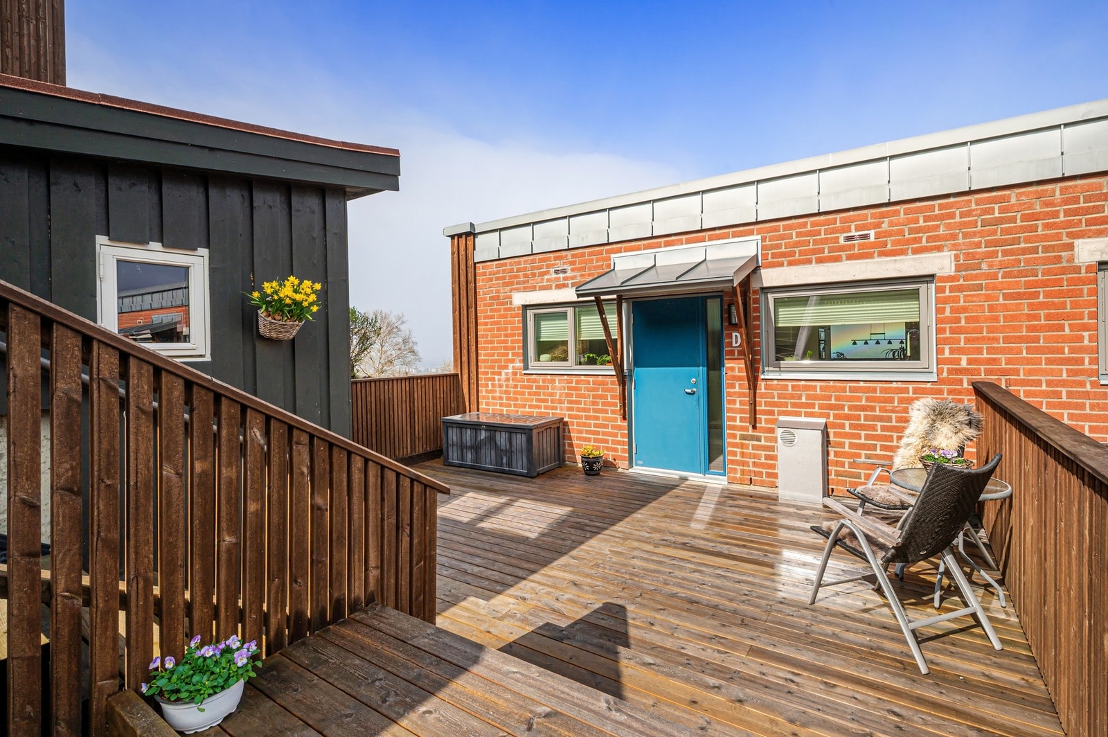På fremsiden av huset har man en romslig terrasse på 27,7m², samt. en utvendig bod. Galleribilde