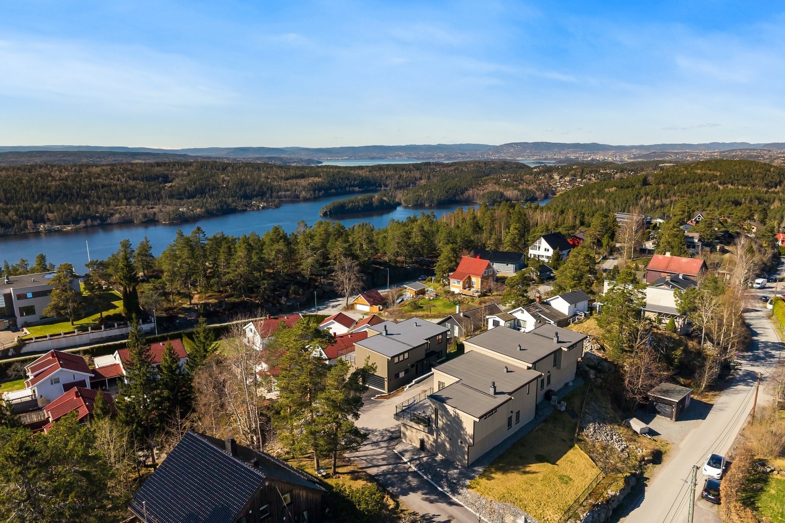 Eiendommen med Gjersjøen i nærområdet og Oslo i bakgrunnen Galleribilde