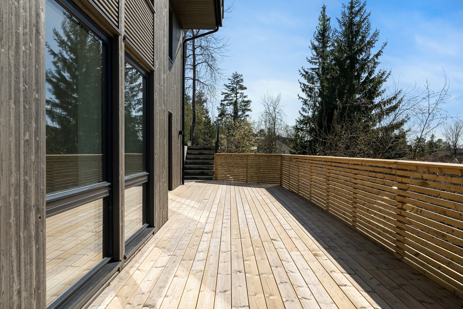 Stor terrasse med adkomst fra kjellerstue og soverom Galleribilde