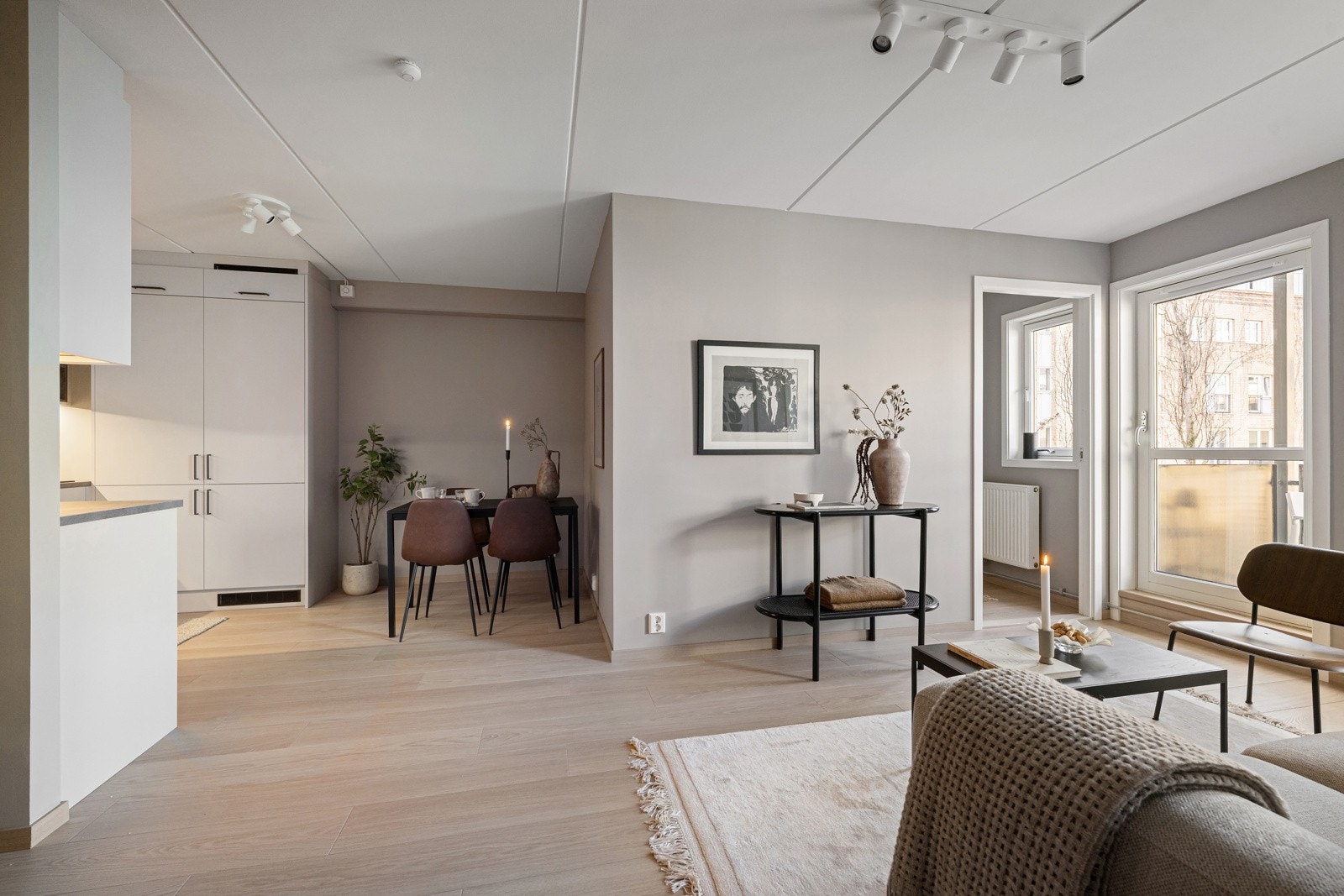 Det er avsatt plass til spisebord i tilknytning til kjøkkenet. Galleribilde