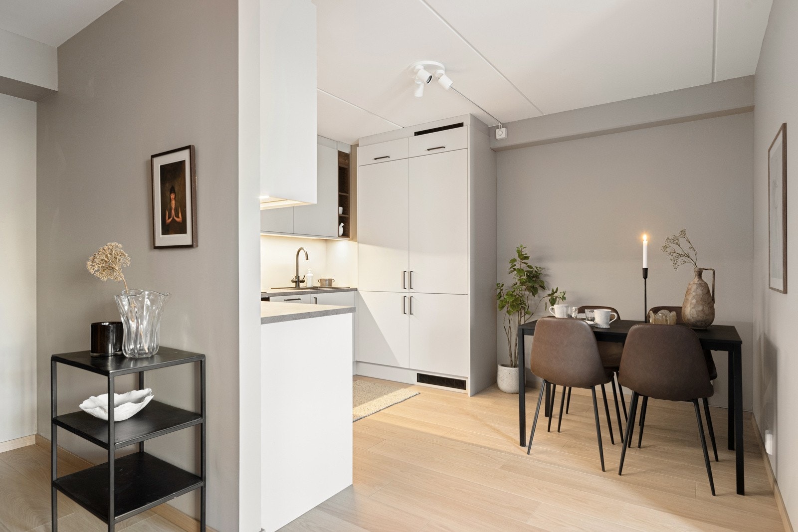 Stilrent norskprodusert kjøkken fra Mesterkjøkken med glatte fronter og laminat benkeplate med skyllekum og ettgreps blandebatteri. Galleribilde