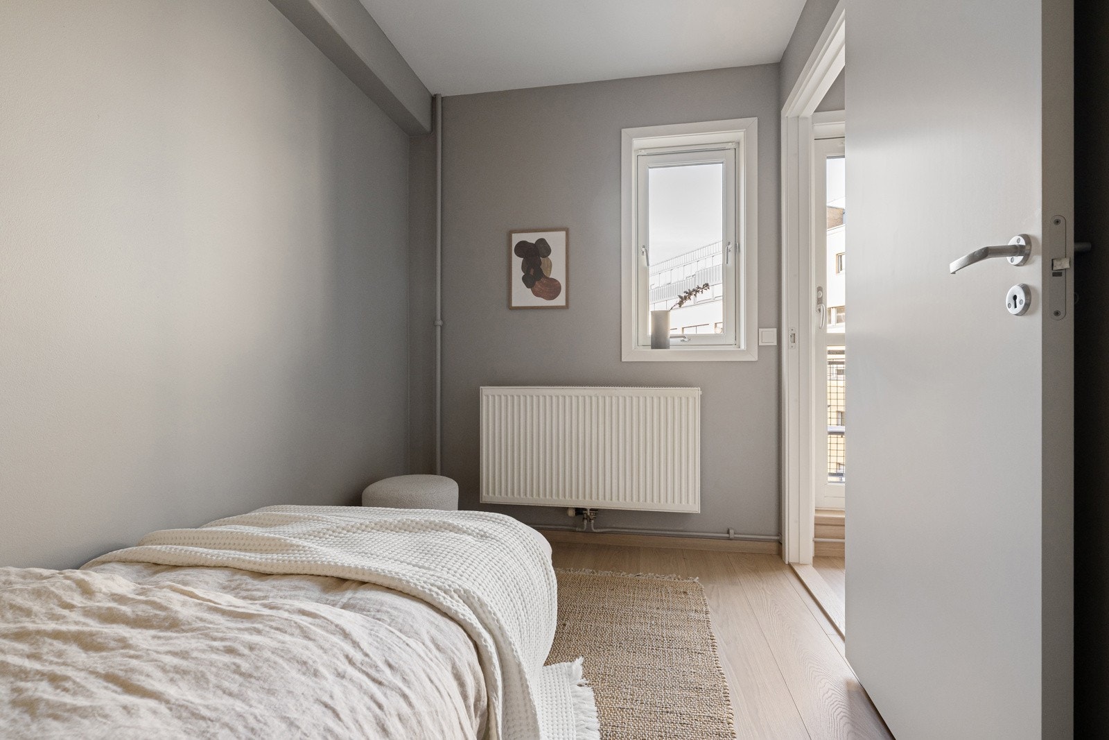 Boligen har vannbåren varme distribuert via radiatorer. Galleribilde