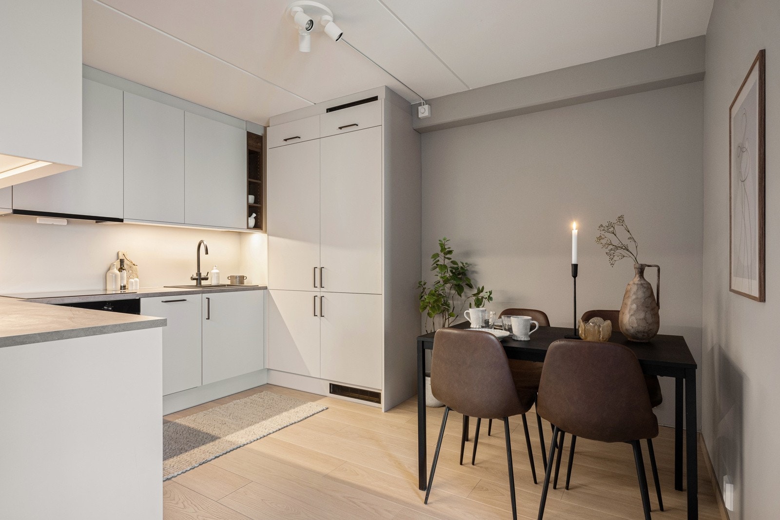 Kjøkkenet er utstyrt med integrerte hvitevarer bestående av induksjonstopp, stekeovn, kjøl/frys og oppvaskmaskin. Galleribilde