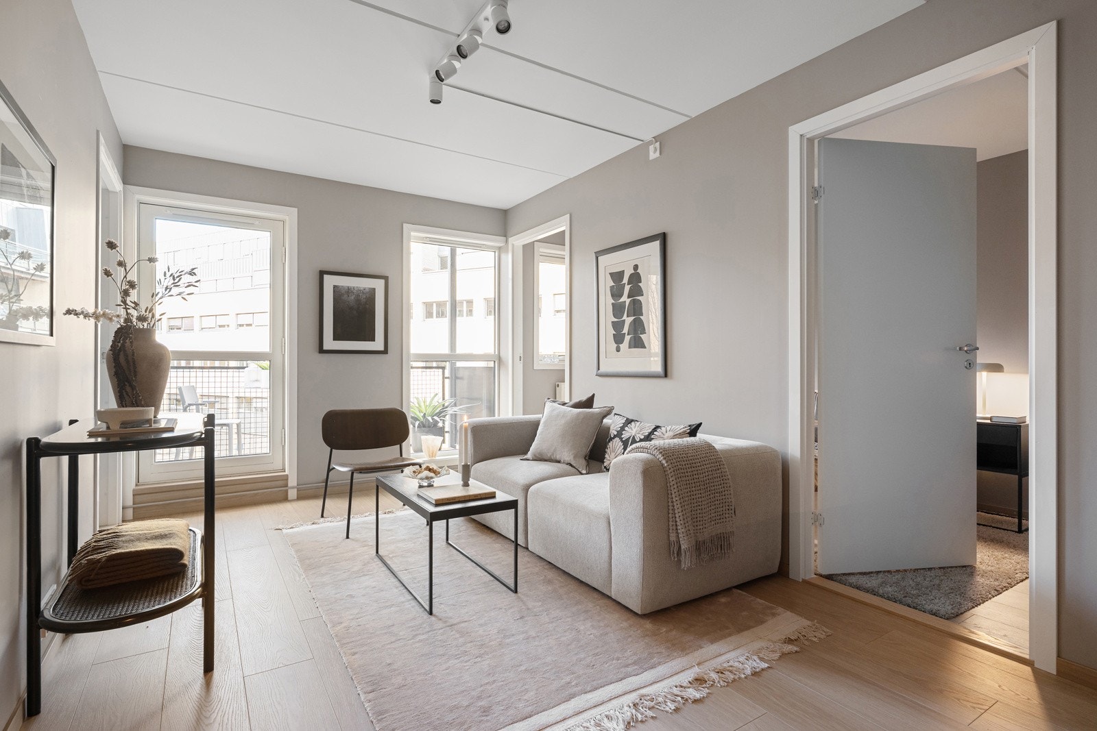 Hyggelig stue med plass til sofagruppe med tilhørende møblement og spisebord. Galleribilde