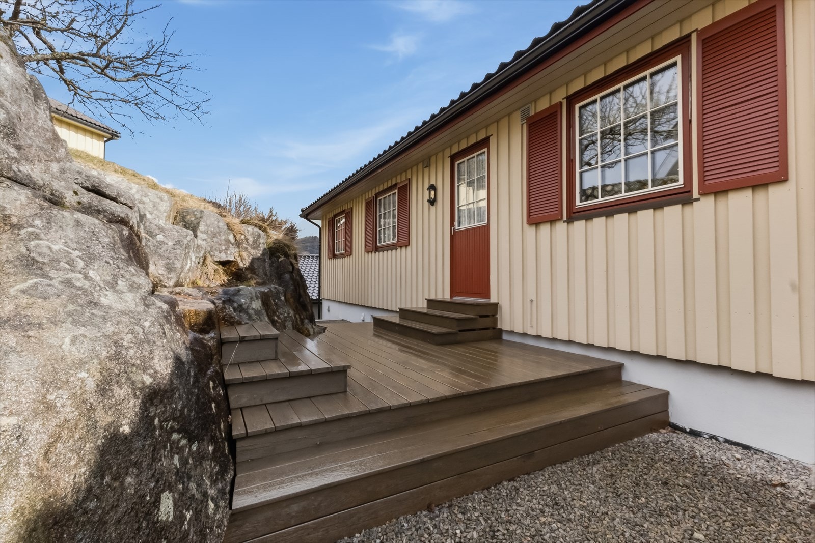 Uteområde med utgang fra kjøkkenet. Galleribilde