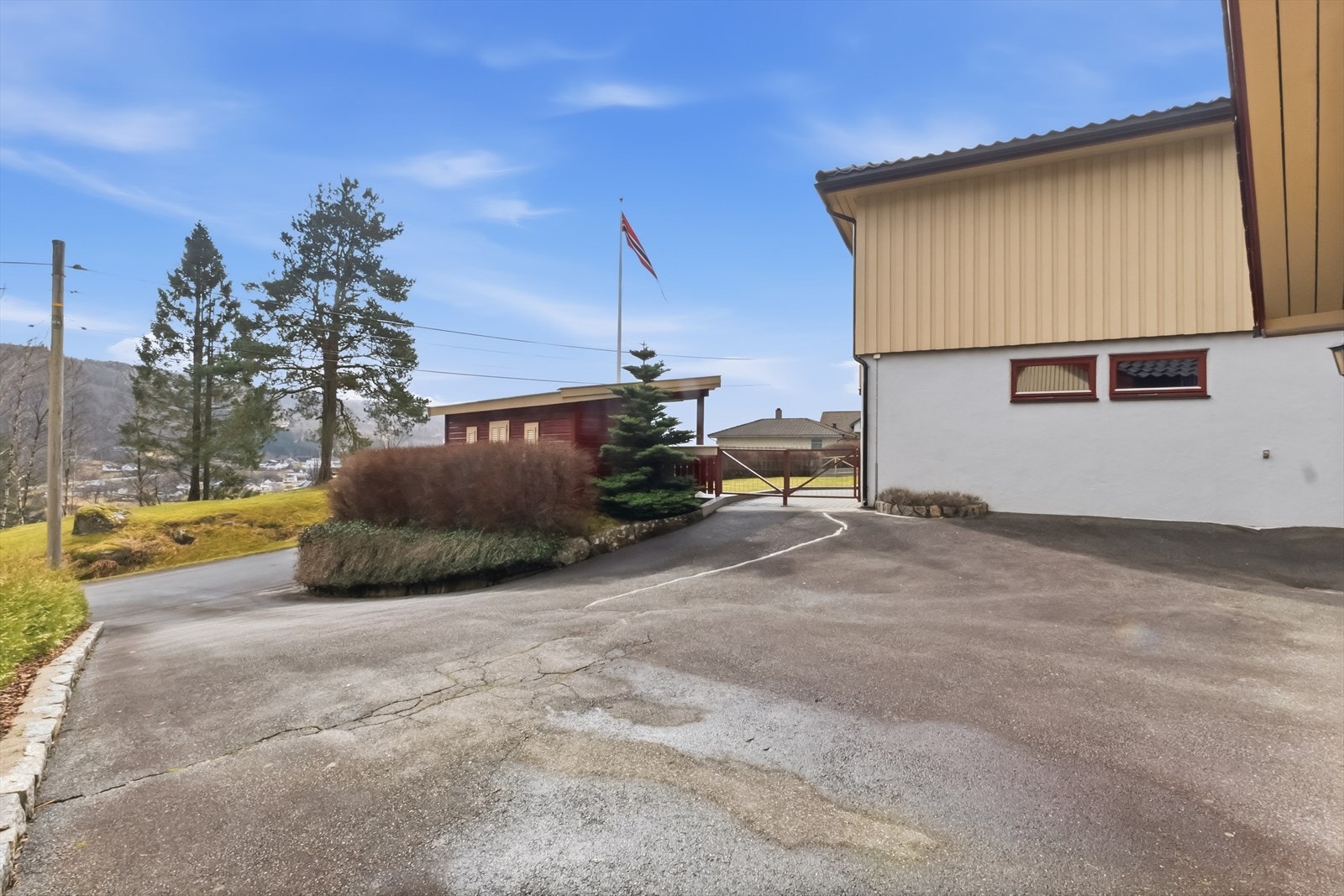 Asfaltert gårdsrom med god plass til parkering. Galleribilde