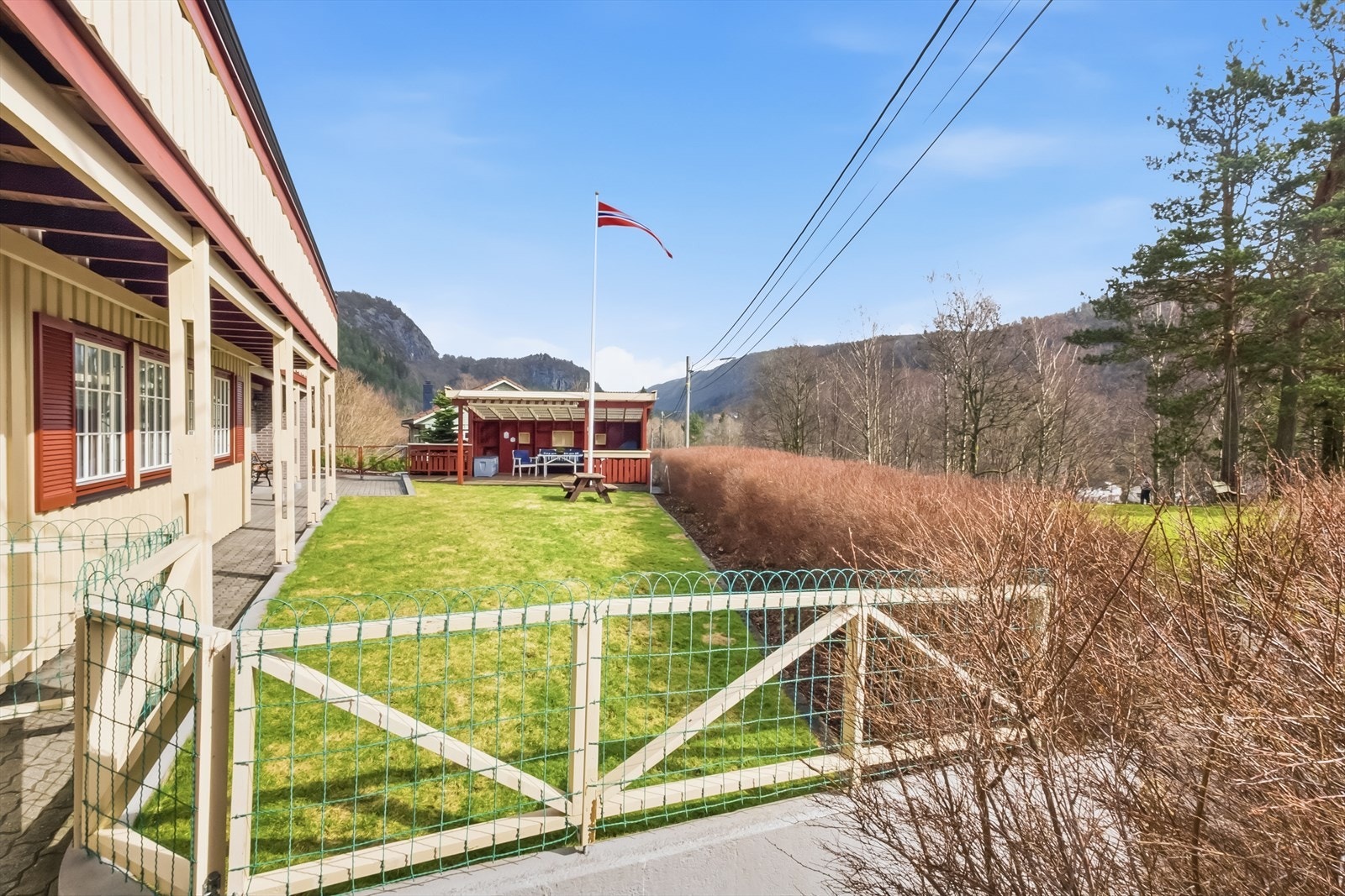 Innegjerdet område ved inngangen. Galleribilde